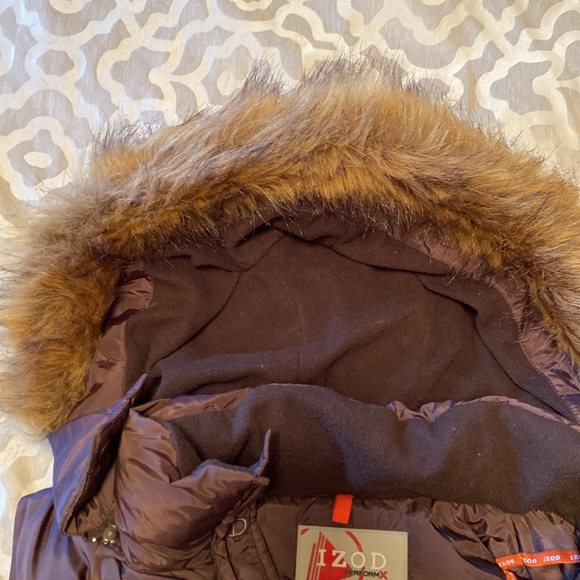 IZOD puffer vest with fleece lined fake fur hood - Picture 4 of 5